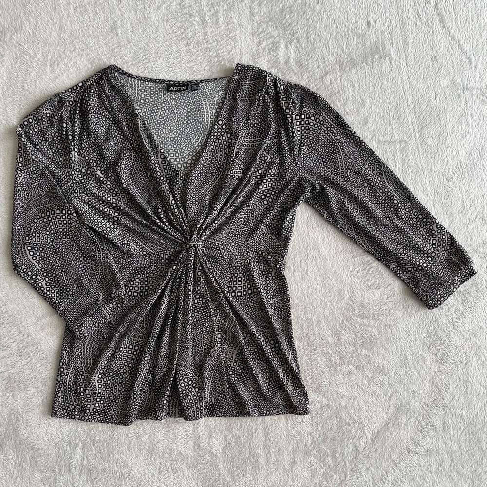 Apt 9 Black and White Stretch V Neck Blouse SP